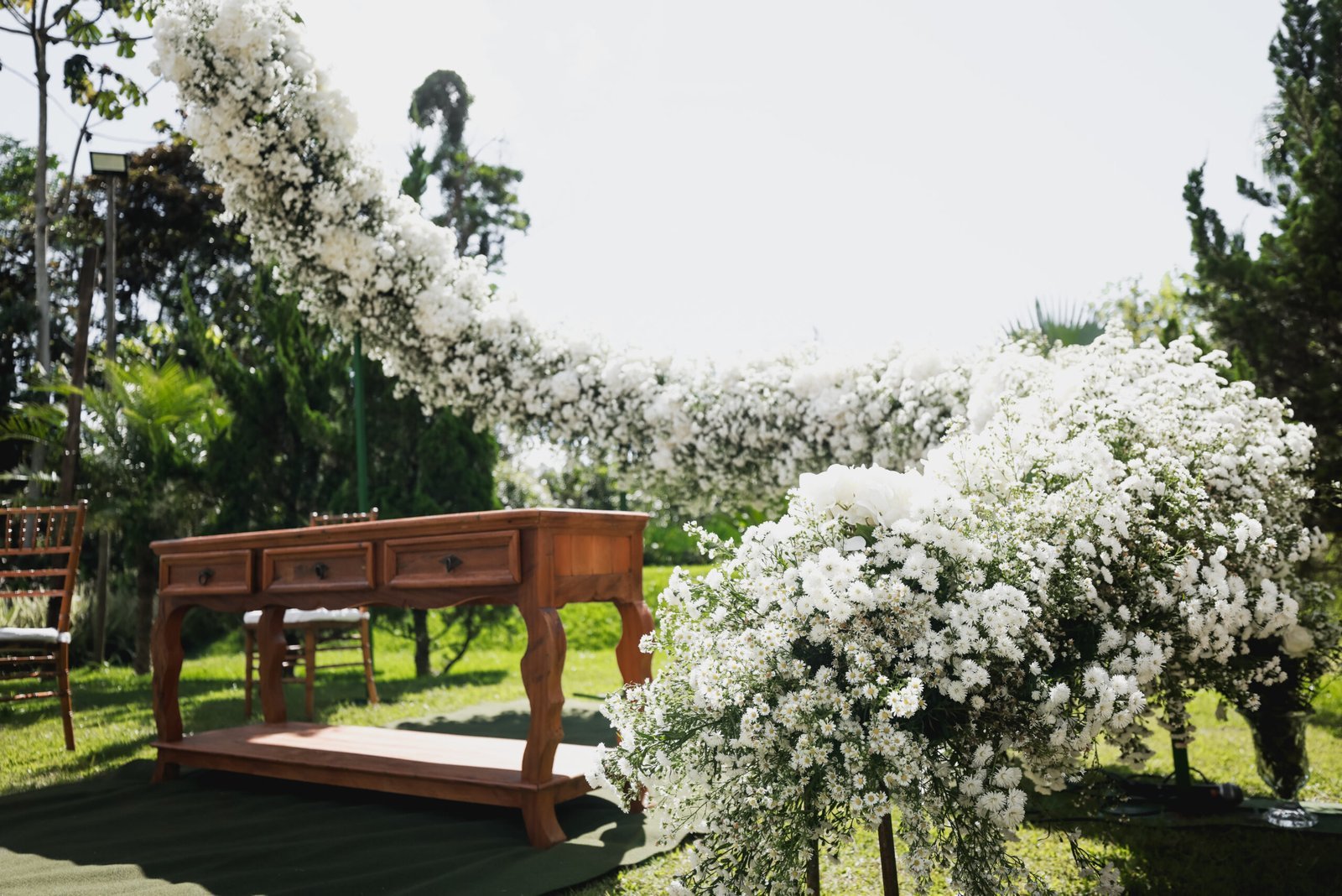 Decoração floral da cerimônia ao ar livre