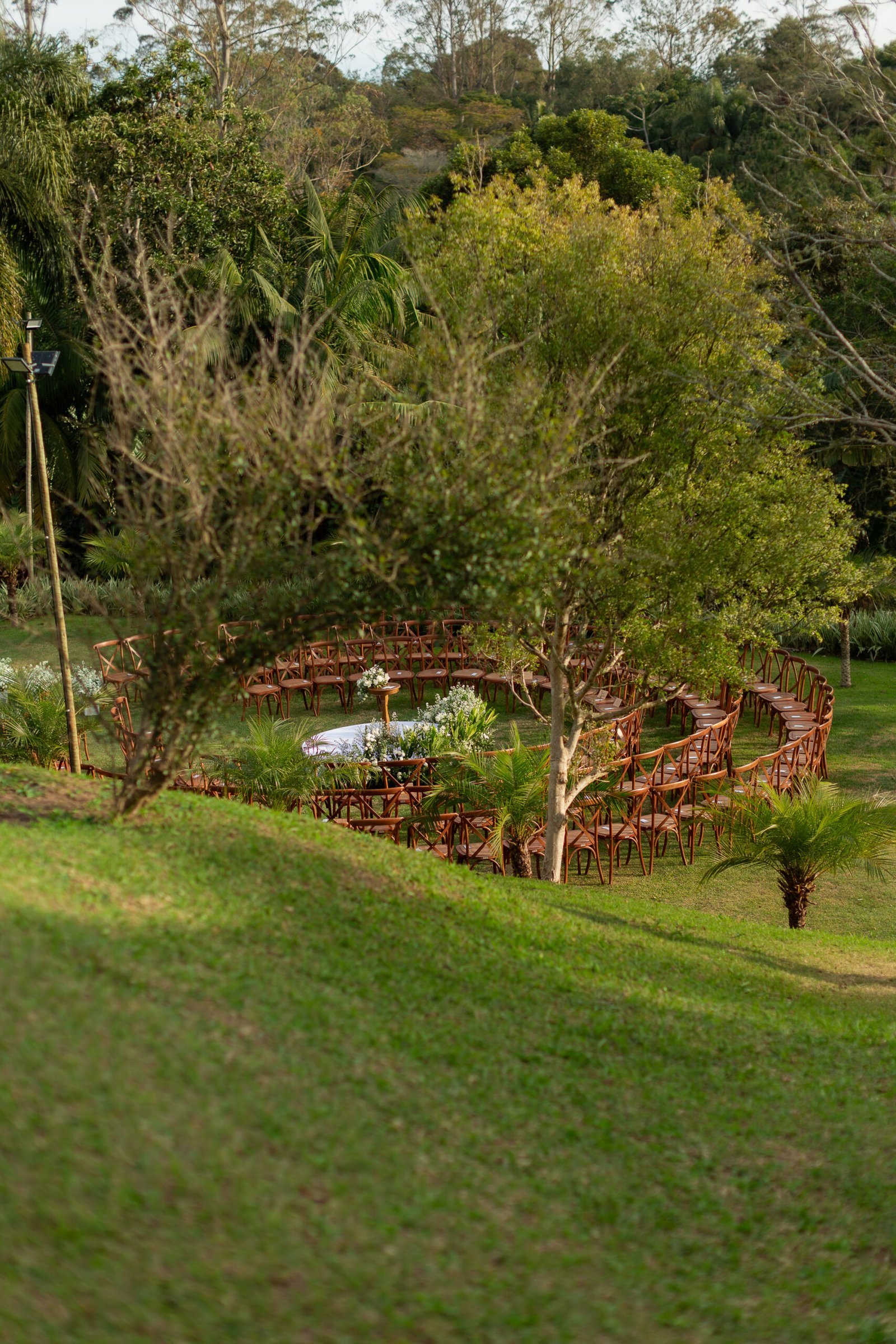 Entrada da noiva em cerimônia ao ar livre